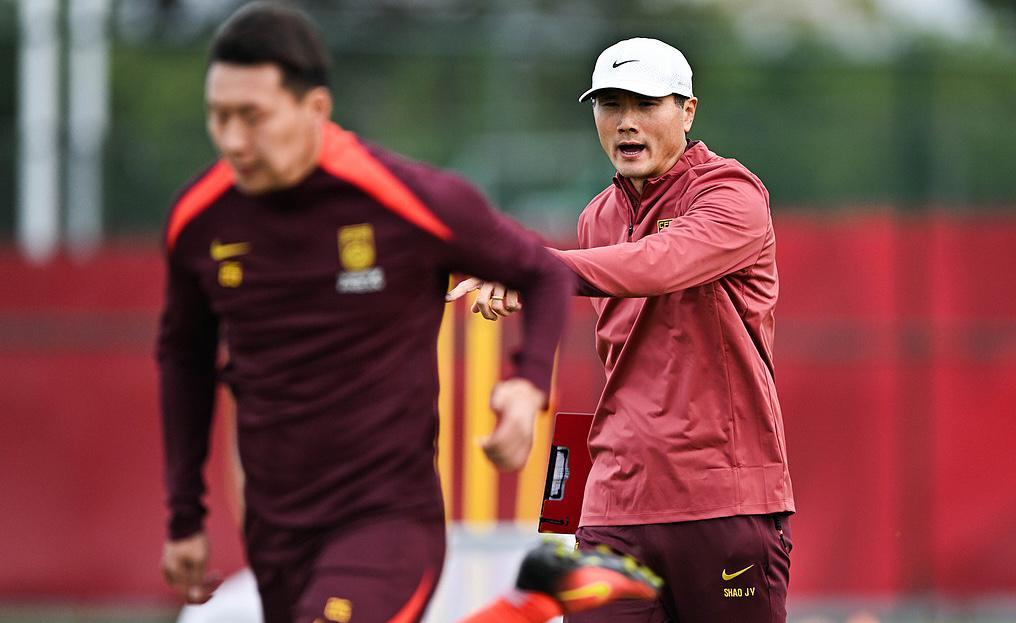 开云体育-2-0到2-2！中国男足痛失好局，2球领先遭绝平，邵佳一带队3场不败