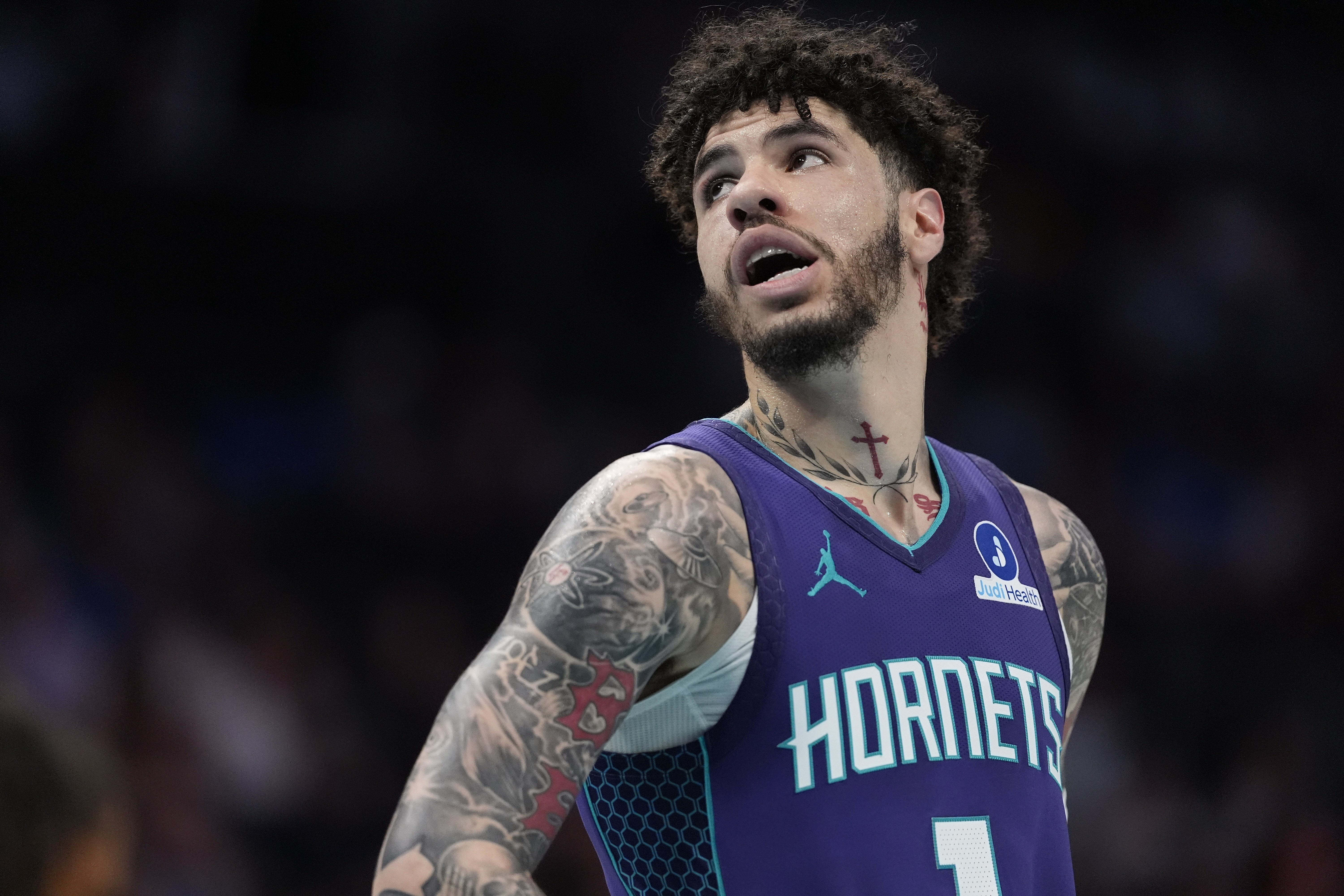 Kaiyun 开云体育官网-虎头蛇尾！拉梅洛·鲍尔24中12&amp;三分15中6空砍36+5+6 末节零分